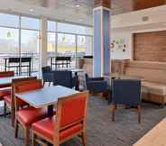 Restaurant 5 Holiday Inn Express & Suites SOUTHGATE - DETROIT AREA, an IHG Hotel