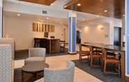 Lobi 2 Holiday Inn Express & Suites SOUTHGATE - DETROIT AREA, an IHG Hotel