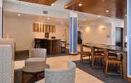 Lobi 2 Holiday Inn Express & Suites SOUTHGATE - DETROIT AREA, an IHG Hotel