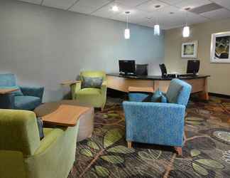 Lobi 2 Holiday Inn Express & Suites HIGH POINT SOUTH, an IHG Hotel