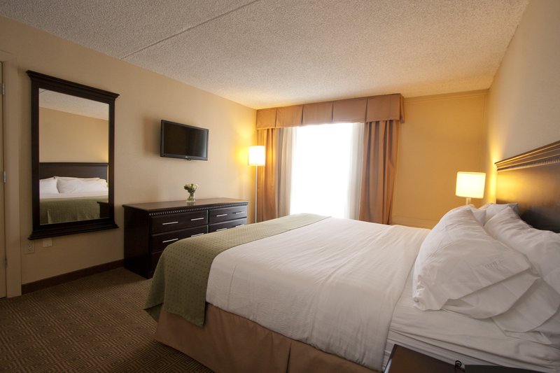 Bedroom 3 Holiday Inn SOUTH PLAINFIELD-PISCATAWAY, an IHG Hotel