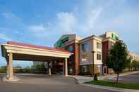 ภายนอกอาคาร Holiday Inn Express & Suites DETROIT - FARMINGTON HILLS, an IHG Hotel