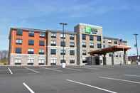 Exterior Holiday Inn Express & Suites CLARION, an IHG Hotel