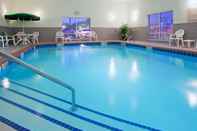 Swimming Pool Holiday Inn Express & Suites PARKERSBURG - MINERAL WELLS, an IHG Hotel