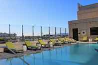 สระว่ายน้ำ Hotel Indigo LOS ANGELES DOWNTOWN, an IHG Hotel