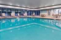 Swimming Pool Holiday Inn Express & Suites MEDINA, an IHG Hotel