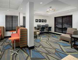 Lobby 2 Holiday Inn Express WASHINGTON DC - BW PARKWAY, an IHG Hotel