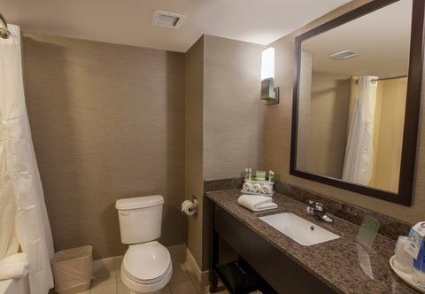 ห้องน้ำภายในห้อง Holiday Inn Express & Suites BUFFALO-AIRPORT by IHG, an IHG Hotel