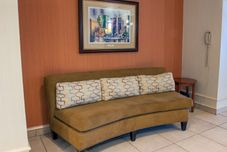 พื้นที่สาธารณะ Holiday Inn Express & Suites BUFFALO-AIRPORT by IHG, an IHG Hotel