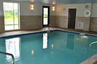 Swimming Pool Holiday Inn Express SALEM, an IHG Hotel