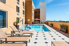 수영장 Holiday Inn Express & Suites FORT LAUDERDALE AIRPORT SOUTH by IHG, an IHG Hotel