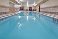 สระว่ายน้ำ Holiday Inn Express & Suites GRAND ISLAND, an IHG Hotel