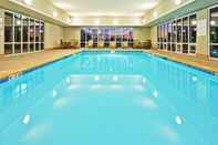 Kolam Renang Holiday Inn Express & Suites OOLTEWAH SPRINGS-CHATTANOOGA, an IHG Hotel