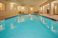 สระว่ายน้ำ Holiday Inn Express & Suites RIPLEY, an IHG Hotel