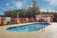 Swimming Pool Holiday Inn Express SAVANNAH S I95 - RICHMOND HILL, an IHG Hotel