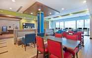 Restoran 4 Holiday Inn Express & Suites UNIONTOWN, an IHG Hotel