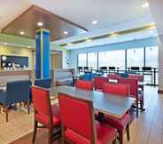 Restoran 2 Holiday Inn Express & Suites UNIONTOWN, an IHG Hotel