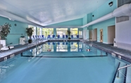 Swimming Pool 2 Holiday Inn Express MACKINAW CITY, an IHG Hotel