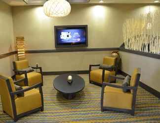 Lobi 2 Holiday Inn Express & Suites GOLDSBORO - BASE AREA, an IHG Hotel