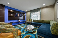 Ruang Umum Holiday Inn Express & Suites FORREST CITY, an IHG Hotel