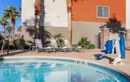 Swimming Pool 7 Holiday Inn Express LAS VEGAS - STADIUM AREA, an IHG Hotel