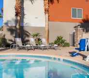 Swimming Pool 4 Holiday Inn Express LAS VEGAS - STADIUM AREA, an IHG Hotel