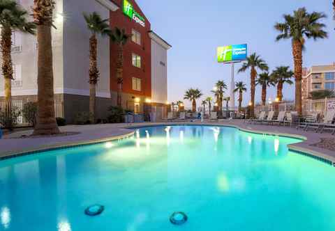 Swimming Pool Holiday Inn Express LAS VEGAS - STADIUM AREA, an IHG Hotel