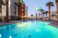 Swimming Pool Holiday Inn Express LAS VEGAS - STADIUM AREA, an IHG Hotel