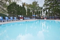Swimming Pool Holiday Inn Express DETROIT-WARREN (GM TECH CTR), an IHG Hotel