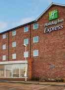 Large bay windows identify the light feel of Express Nuneaton Holiday Inn Express NUNEATON, an IHG Hotel