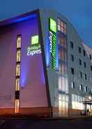 Hotel Exterior at Night Holiday Inn Express Tamworth, an IHG Hotel