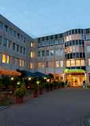 Hotel entrance with view over the summer terrace ฮอลิเดย์อินน์ สนามบินแฟรงก์เฟิร์ต - นอย-อีเซินบวร์ก - เครือโรงแรมไอเอชจี