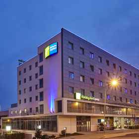 Hotel Exterior Night1Holiday Inn Express LISBON - ALFRAGIDE by IHG, an IHG Hotel,古尔本基安天文馆飯店