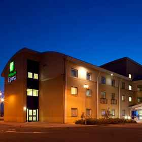External View of the hotel - Night1Holiday Inn Express CARDIFF AIRPORT by IHG, an IHG Hotel,Rhoose飯店