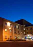 External View of the hotel - Night Holiday Inn Express CARDIFF AIRPORT, an IHG Hotel