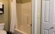 Toilet Kamar 3 Staybridge Suites FARGO, an IHG Hotel