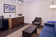 Common Space Holiday Inn Express & Suites SOUTHFIELD - DETROIT, an IHG Hotel