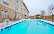 Kolam Renang 4 Holiday Inn Express TROUTVILLE - ROANOKE NORTH, an IHG Hotel