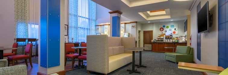 Lobby Holiday Inn Express & Suites QUAKERTOWN, an IHG Hotel