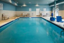 泳池 Holiday Inn Express & Suites MEDFORD by IHG, an IHG Hotel