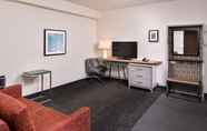 Common Space 6 Holiday Inn & Suites FARMINGTON HILLS - DETROIT NW, an IHG Hotel