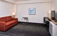 Common Space 7 Holiday Inn & Suites FARMINGTON HILLS - DETROIT NW, an IHG Hotel