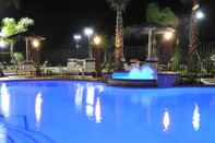 Kolam Renang Holiday Inn Express & Suites WINNIE, an IHG Hotel