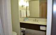Toilet Kamar 3 Holiday Inn Express & Suites DUNCAN, an IHG Hotel