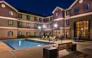 Kolam Renang 5 Staybridge Suites O'FALLON CHESTERFIELD, an IHG Hotel