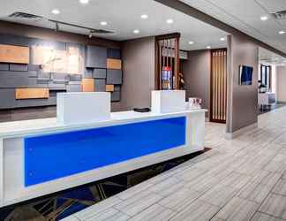 Lobi 2 Holiday Inn Express & Suites COLDWATER, an IHG Hotel