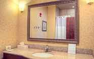 Toilet Kamar 6 Staybridge Suites LAREDO INTERNATIONAL AIRPORT, an IHG Hotel