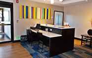 Lobi 2 Holiday Inn Express & Suites MIAMI, an IHG Hotel