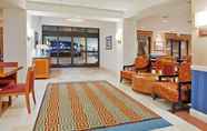 Lobi 7 Holiday Inn Express & Suites SANTA CRUZ, an IHG Hotel
