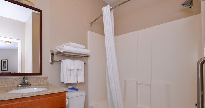 In-room Bathroom Candlewood Suites BOISE - TOWNE SQUARE
